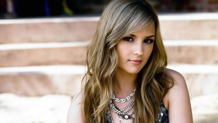 Rachael Leigh Cook Innocent Face N Lots Of Necklace In Neck